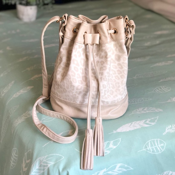 Leopard print crossbody bucket bag - Fiorelli neutral cream snow leopard print - Picture 2 of 16